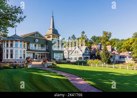 Maisons privées, au bord du lac Fontana, sur le lac Léman, Wisconsin, Amérique. Photographié de la voie publique. Banque D'Images