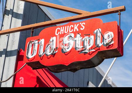 Panneau néon à l'extérieur du célèbre bar restaurant Chucks à Fontana sur le lac Léman, Wisconsin, Amérique. Banque D'Images