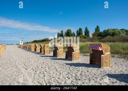 Paniers de plage traditionnels en osier marron sur la plage de sable avec la mer Baltique , à Timmendorf Strand, sur l'île de Poel, Allemagne Banque D'Images