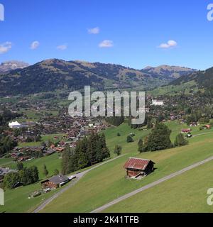 Village de montagne Gstaad à la fin de l'été. Banque D'Images