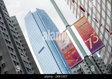 Hong Kong, Chine. 29th septembre 2022. Une bannière récemment placée accrochée à une rue commerciale tranquille sur l'île de Hong Kong. Aucune fête n'étant prévue à l'échelle de la ville pour la Journée nationale de la Chine et la police n'étant pas très vigilants en cas de manifestations, il n'y a que peu de signes qui reconnaissent le 73rd anniversaire de la République populaire de Chine. (Image de crédit : © Ben Marans/SOPA Images via ZUMA Press Wire) Banque D'Images