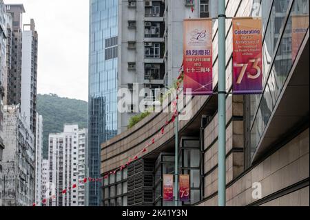 Hong Kong, Chine. 29th septembre 2022. Une nouvelle bannière et des drapeaux sont suspendus dans une rue commerciale tranquille de l'île de Hong Kong. Aucune fête n'étant prévue à l'échelle de la ville pour la Journée nationale de la Chine et la police n'étant pas très vigilants en cas de manifestations, il n'y a que peu de signes qui reconnaissent le 73rd anniversaire de la République populaire de Chine. (Image de crédit : © Ben Marans/SOPA Images via ZUMA Press Wire) Banque D'Images