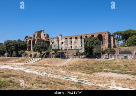 Ville de Rome en Italie, Cirque Maximus (Circo Massimo) ancien stade et ruines du temple d'Apollon Palatin sur le Mont Palatin Banque D'Images