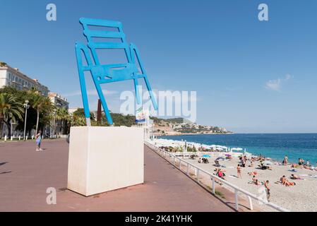 La chaise de SAB. Version bidimensionnelle de l'emblématique 'la chaise bleue' (chaise bleue) de l'artiste SAB (Sabine Geraudie), installée en 2014 à Promenad Banque D'Images