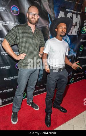 Encino, CA, 28 septembre 2022, Marq Robinson avec un invité est à Los Angeles Premiere of 'Ash and Bone' at Laemmle Town Center 5, Encino, CA on 28 septembre 2022 Banque D'Images