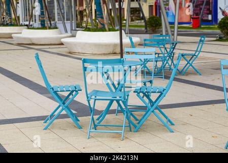 Table et chaises décontractées dans le jardin extérieur Banque D'Images