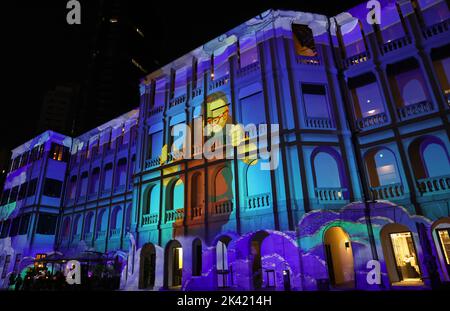 Lueur interne affichée dans Tai Kwun. Inner Glow utilise les dernières technologies numériques et cartographiques 3D pour projeter des animations et des images à couper le souffle sur les façades de nos bâtiments historiques à grande échelle. 12SEP22 SCMP/Edmond SO Banque D'Images