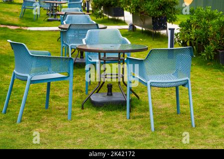 Table et chaises décontractées dans le jardin extérieur Banque D'Images