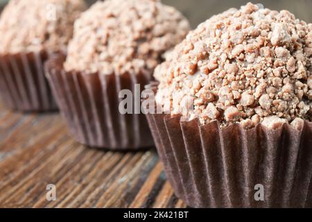 Bonbons au chocolat sur une surface en bois brun. Banque D'Images