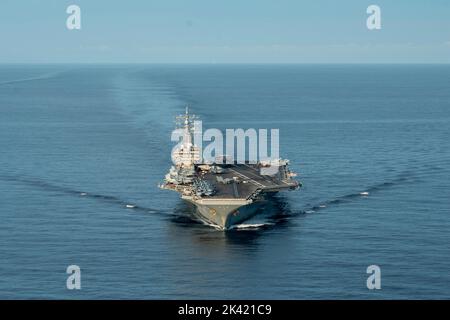 Busan, Corée du Sud. 28th septembre 2022. L'USS Ronald Reagan, super porteur nucléaire de la classe Nimitz de la marine américaine, s'élance en formation lors d'opérations d'entraînement conjointes en mer de l'est, à 28 septembre 2022, près de Busan, en Corée du Sud. Crédit : MC2 Michael Jarmiolowski/US Navy photo/Alamy Live News Banque D'Images