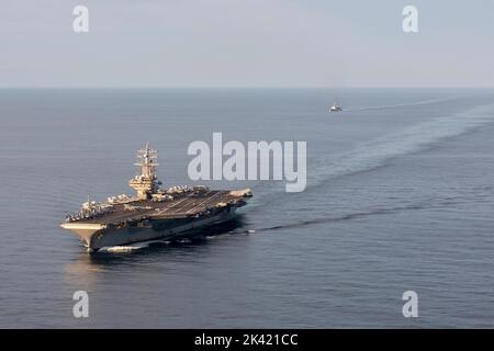 Busan, Corée du Sud. 28th septembre 2022. L'USS Ronald Reagan, super porteur nucléaire de la Marine américaine de Nimitz, vole en formation avec le destroyer DE la République de Corée ROKS Munmu le Grand lors d'opérations d'entraînement conjointes en mer de l'est, à 28 septembre 2022 près de Busan, en Corée du Sud. Crédit : MC2 Michael Jarmiolowski/US Navy photo/Alamy Live News Banque D'Images