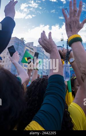 Les partisans de Bolsonaro tiennent une manifestation politique sur la plage de Copacabana à la date de la célébration des 200 ans d'indépendance du Brésil. Banque D'Images