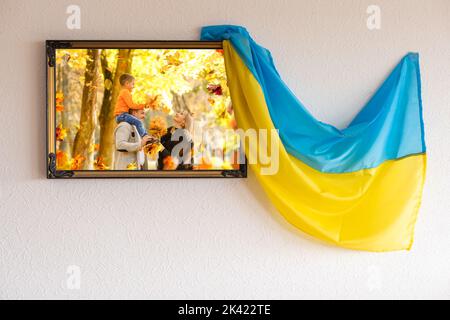 Toile photo avec une famille en automne, le drapeau de l'Ukraine Banque D'Images