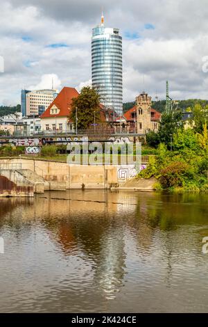 Petite promenade à travers le parc le long de la Saale à Jena - Thuringe - Allemagne Banque D'Images