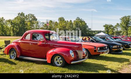 FLINT, MI/USA - 22 JUIN 2019 : une rangée de voitures classiques, dont un Ford Deluxe 1940, Sloan Museum Auto Fair, Crossroads Village, près de Flint, Banque D'Images