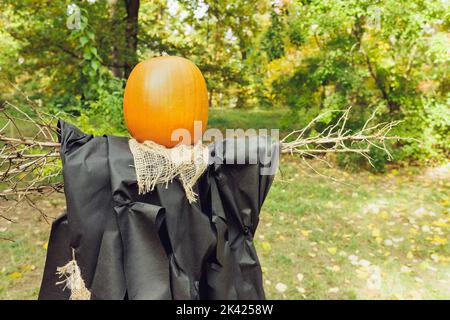 Halloween sorcière fracas avec tête de citrouille et décoration extérieure d'automne. Décor de cour et idées de décoration de vacances pour la fête. Mise au point sélective, espace de copie Banque D'Images