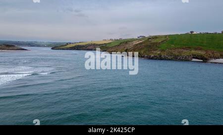 Belle mer. Baie de Clonakilty, la côte sud de l'Irlande. Paysage de bord de mer par une journée nuageux. Nature de l'Europe du Nord. Banque D'Images