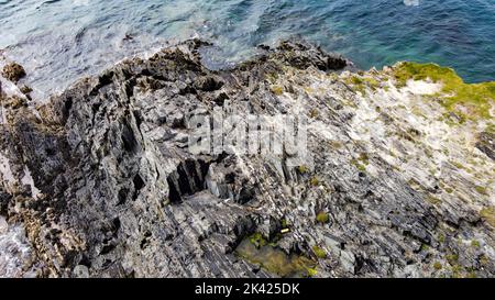 Rochers sur le bord de mer. Formations géologiques, vue de dessus. Banque D'Images