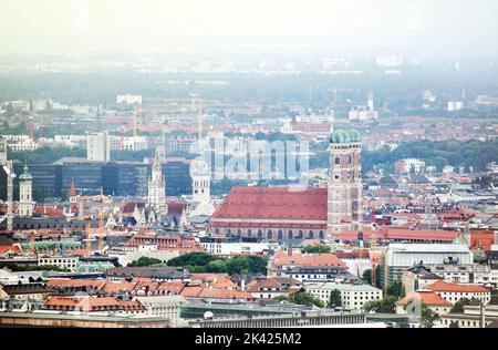 Vue panoramique de l'église de la cathédrale (appelée Frauenkirche), monument et symbole de Munich. Paysage de la vieille ville. Bavière, Allemagne, septembre 2021 Banque D'Images