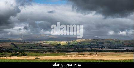 En regardant vers le nord depuis Balnabeen, au-dessus de l'extrémité supérieure de la ferme Cromarty et sur Dingwall un jour d'été tardif. Banque D'Images