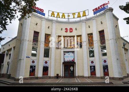 Bichkek, Kirghizistan - 11 septembre 2022 : Construction du cinéma Ala Too dans le style de l'architecture soviétique. Capitale du Kirghizistan. Bishkek anciennement Frunze Banque D'Images