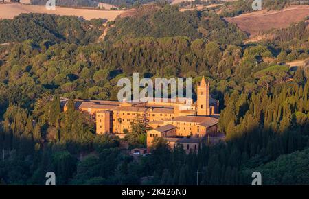 Vue au lever du soleil sur l'abbaye de Monte Oliveto Maggiore, un grand monastère bénédictin de Toscane, en Italie Banque D'Images