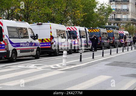 Jeudi 29 septembre 2022. Paris, France. Les manifestants syndicaux marchent pacifiquement de Denfert-Rochereau vers la place Bastille, lors d'une journée nationale de manifestations de travailleurs, appelant à une augmentation des salaires due à l'augmentation du coût de la vie, et protestant également contre les projets du président Emmanuel Macron de réformer le système français de retraite. Véhicules de police une ligne à proximité. Banque D'Images