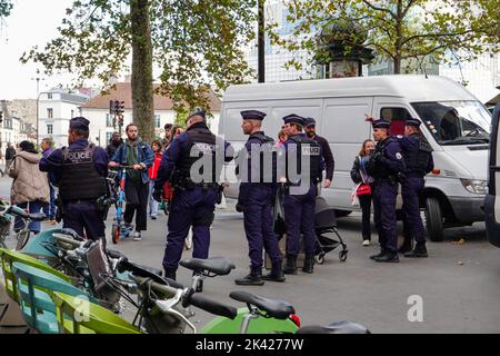 Jeudi 29 septembre 2022. Paris, France. Les manifestants syndicaux marchent pacifiquement de Denfert-Rochereau vers la place Bastille, lors d'une journée nationale de manifestations de travailleurs, appelant à une augmentation des salaires due à l'augmentation du coût de la vie, et protestant également contre les projets du président Emmanuel Macron de réformer le système français de retraite. La police attend à proximité, en écartant les piétons non participants de la zone de la manifestation. Banque D'Images