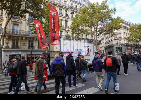 Jeudi 29 septembre 2022. Paris, France. Les manifestants syndicaux marchent pacifiquement de Denfert-Rochereau vers la place Bastille, lors d'une journée nationale de manifestations de travailleurs, appelant à une augmentation des salaires due à l'augmentation du coût de la vie, et protestant également contre les projets du président Emmanuel Macron de réformer le système français de retraite. Le principal syndicat participant était la CGT, Confédération générale du travail, Confédération générale du travail. Banque D'Images