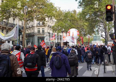 Jeudi 29 septembre 2022. Paris, France. Les manifestants syndicaux défilent pacifiquement de Denfert-Rochereau à la place Bastille, jour national de manifestations des travailleurs, appelant à une augmentation des salaires en raison de la hausse du coût de la vie, et protestant également contre les plans du président Emmanuel Macron de réforme du système de retraite français. Le principal syndicat participant était la CGT, Confédération générale du travail, Confédération générale du travail. Manifestation. Démonstration. Banque D'Images