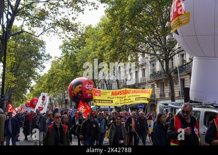 Jeudi 29 septembre 2022. Paris, France. Les manifestants syndicaux défilent pacifiquement de Denfert-Rochereau à la place Bastille, jour national de manifestations des travailleurs, appelant à une augmentation des salaires en raison de la hausse du coût de la vie, et protestant également contre les plans du président Emmanuel Macron de réforme du système de retraite français. Le principal syndicat participant était la CGT, Confédération générale du travail, Confédération générale du travail. Manifestation. Démonstration. Banque D'Images