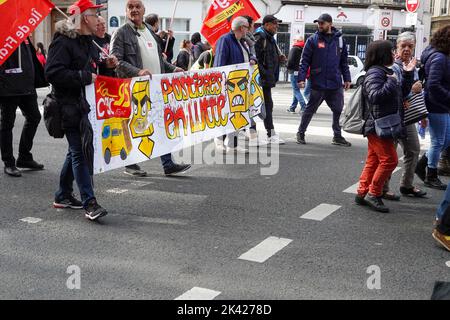 Jeudi 29 septembre 2022. Paris, France. Les manifestants syndicaux marchent pacifiquement de Denfert-Rochereau vers la place Bastille, lors d'une journée nationale de manifestations de travailleurs, appelant à une augmentation des salaires due à l'augmentation du coût de la vie, et protestant également contre les projets du président Emmanuel Macron de réformer le système français de retraite. Le principal syndicat participant était la CGT, Confédération générale du travail, Confédération générale du travail. Banque D'Images