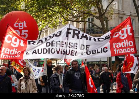 Jeudi 29 septembre 2022. Paris, France. Les manifestants syndicaux défilent pacifiquement de Denfert-Rochereau à la place Bastille, jour national de manifestations des travailleurs, appelant à une augmentation des salaires en raison de la hausse du coût de la vie, et protestant également contre les plans du président Emmanuel Macron de réforme du système de retraite français. Le principal syndicat participant était la CGT, Confédération générale du travail, Confédération générale du travail. Manifestation. Démonstration. Banque D'Images