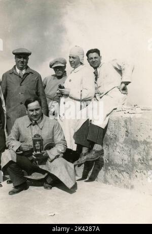 Cinq amis sur la route pendant un voyage en voiture, Italie 1920s Banque D'Images