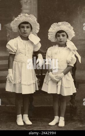 Studio portrait de deux sœurs enfants vêtues de même, Italie 1930s Banque D'Images