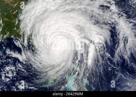 L'ouragan Matthew passe devant la plage New Smyrna sur la côte est de la Floride à midi sur 7 octobre 2016, en tant qu'ouragan de catégorie 3. Matthew est devenu un ouragan au nord du Venezuela et de la Colombie sur 29 septembre, avant de subir une intensification explosive, atteignant finalement l'intensité de catégorie 5 sur 1 octobre avec un pic de 1 minutes de vents soutenus de 165 mph. Banque D'Images