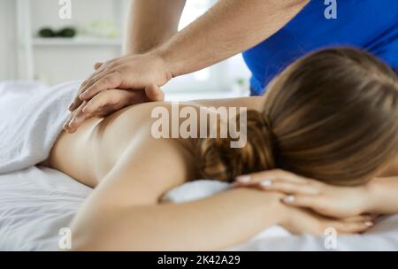 Le massage du masseur soulagera les douleurs dorsales ou musculaires Banque D'Images