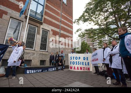 La Haye, pays-Bas. 28th septembre 2022. Les scientifiques portant leur blouse de laboratoire blanche tiennent des banderoles pendant la démonstration. Des scientifiques protestent contre les forages de gaz sous la mer des Wadden au large de la côte des pays-Bas. Le gouvernement néerlandais va bientôt décider d'un nouveau permis de forage de gaz sous la mer des Wadden, située dans la partie sud-est de la mer du Nord. ''˜Biologiste Rebellion', un mouvement international de scientifiques extrêmement préoccupés par la crise climatique et écologique, appelle le gouvernement à ne pas accorder ce permis. Pour renforcer cet appel, Biologiste Rebellion a o Banque D'Images