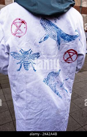 La Haye, pays-Bas. 28th septembre 2022. Manteau de laque illustré illustrant les terribles conséquences du réchauffement climatique observées au cours de la manifestation. Des scientifiques protestent contre les forages de gaz sous la mer des Wadden au large de la côte des pays-Bas. Le gouvernement néerlandais va bientôt décider d'un nouveau permis de forage de gaz sous la mer des Wadden, située dans la partie sud-est de la mer du Nord. ''˜Biologiste Rebellion', un mouvement international de scientifiques extrêmement préoccupés par la crise climatique et écologique, appelle le gouvernement à ne pas accorder ce permis. Pour renforcer cet appel, Sci Banque D'Images