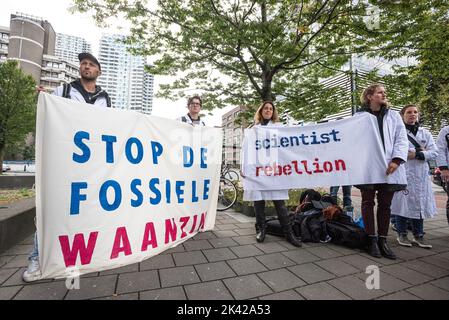 La Haye, pays-Bas. 28th septembre 2022. Les scientifiques portant leur blouse de laboratoire blanche tiennent des banderoles pendant la démonstration. Des scientifiques protestent contre les forages de gaz sous la mer des Wadden au large de la côte des pays-Bas. Le gouvernement néerlandais va bientôt décider d'un nouveau permis de forage de gaz sous la mer des Wadden, située dans la partie sud-est de la mer du Nord. ''˜Biologiste Rebellion', un mouvement international de scientifiques extrêmement préoccupés par la crise climatique et écologique, appelle le gouvernement à ne pas accorder ce permis. Pour renforcer cet appel, Biologiste Rebellion a o Banque D'Images