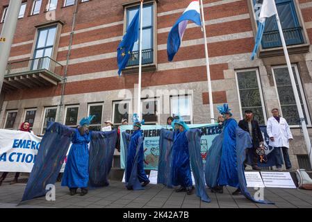 La Haye, pays-Bas. 28th septembre 2022. « Les rebelles bleus de la rébellion océanique » vus à l'extérieur du bâtiment du ministère pendant la manifestation. Des scientifiques protestent contre les forages de gaz sous la mer des Wadden au large de la côte des pays-Bas. Le gouvernement néerlandais va bientôt décider d'un nouveau permis de forage de gaz sous la mer des Wadden, située dans la partie sud-est de la mer du Nord. ''˜Biologiste Rebellion', un mouvement international de scientifiques extrêmement préoccupés par la crise climatique et écologique, appelle le gouvernement à ne pas accorder ce permis. Pour renforcer cet appel, scientifique Banque D'Images