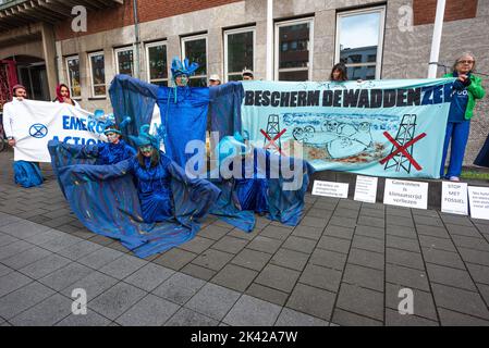 La Haye, pays-Bas. 28th septembre 2022. « Les rebelles bleus de la rébellion océanique » vus à l'extérieur du bâtiment du ministère pendant la manifestation. Des scientifiques protestent contre les forages de gaz sous la mer des Wadden au large de la côte des pays-Bas. Le gouvernement néerlandais va bientôt décider d'un nouveau permis de forage de gaz sous la mer des Wadden, située dans la partie sud-est de la mer du Nord. ''˜Biologiste Rebellion', un mouvement international de scientifiques extrêmement préoccupés par la crise climatique et écologique, appelle le gouvernement à ne pas accorder ce permis. Pour renforcer cet appel, scientifique Banque D'Images