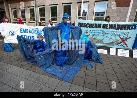 La Haye, pays-Bas. 28th septembre 2022. « Les rebelles bleus de la rébellion océanique » vus à l'extérieur du bâtiment du ministère pendant la manifestation. Des scientifiques protestent contre les forages de gaz sous la mer des Wadden au large de la côte des pays-Bas. Le gouvernement néerlandais va bientôt décider d'un nouveau permis de forage de gaz sous la mer des Wadden, située dans la partie sud-est de la mer du Nord. ''˜Biologiste Rebellion', un mouvement international de scientifiques extrêmement préoccupés par la crise climatique et écologique, appelle le gouvernement à ne pas accorder ce permis. Pour renforcer cet appel, scientifique Banque D'Images