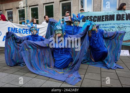 La Haye, pays-Bas. 28th septembre 2022. « Les rebelles bleus de la rébellion océanique » vus à l'extérieur du bâtiment du ministère pendant la manifestation. Des scientifiques protestent contre les forages de gaz sous la mer des Wadden au large de la côte des pays-Bas. Le gouvernement néerlandais va bientôt décider d'un nouveau permis de forage de gaz sous la mer des Wadden, située dans la partie sud-est de la mer du Nord. ''˜Biologiste Rebellion', un mouvement international de scientifiques extrêmement préoccupés par la crise climatique et écologique, appelle le gouvernement à ne pas accorder ce permis. Pour renforcer cet appel, scientifique Banque D'Images