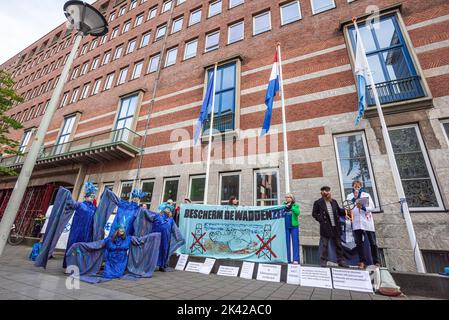 La Haye, pays-Bas. 28th septembre 2022. Des « rebelles bleus de la rébellion océanique » et des manifestants se tiennent devant le bâtiment du ministère pendant la manifestation. Des scientifiques protestent contre les forages de gaz sous la mer des Wadden au large de la côte des pays-Bas. Le gouvernement néerlandais va bientôt décider d'un nouveau permis de forage de gaz sous la mer des Wadden, située dans la partie sud-est de la mer du Nord. ''˜Biologiste Rebellion', un mouvement international de scientifiques extrêmement préoccupés par la crise climatique et écologique, appelle le gouvernement à ne pas accorder ce permis. Pour renforcer cela, un Banque D'Images