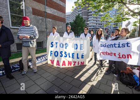 La Haye, pays-Bas. 28th septembre 2022. Les scientifiques portant leur blouse de laboratoire blanche tiennent des banderoles pendant la démonstration. Des scientifiques protestent contre les forages de gaz sous la mer des Wadden au large de la côte des pays-Bas. Le gouvernement néerlandais va bientôt décider d'un nouveau permis de forage de gaz sous la mer des Wadden, située dans la partie sud-est de la mer du Nord. ''˜Biologiste Rebellion', un mouvement international de scientifiques extrêmement préoccupés par la crise climatique et écologique, appelle le gouvernement à ne pas accorder ce permis. Pour renforcer cet appel, Biologiste Rebellion a o Banque D'Images