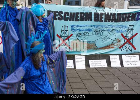 La Haye, pays-Bas. 28th septembre 2022. « Les rebelles bleus de la rébellion océanique » vus à l'extérieur du bâtiment du ministère pendant la manifestation. Des scientifiques protestent contre les forages de gaz sous la mer des Wadden au large de la côte des pays-Bas. Le gouvernement néerlandais va bientôt décider d'un nouveau permis de forage de gaz sous la mer des Wadden, située dans la partie sud-est de la mer du Nord. ''˜Biologiste Rebellion', un mouvement international de scientifiques extrêmement préoccupés par la crise climatique et écologique, appelle le gouvernement à ne pas accorder ce permis. Pour renforcer cet appel, scientifique Banque D'Images