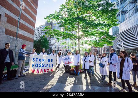 La Haye, pays-Bas. 28th septembre 2022. Les scientifiques portant leur blouse de laboratoire blanche tiennent des banderoles pendant la démonstration. Des scientifiques protestent contre les forages de gaz sous la mer des Wadden au large de la côte des pays-Bas. Le gouvernement néerlandais va bientôt décider d'un nouveau permis de forage de gaz sous la mer des Wadden, située dans la partie sud-est de la mer du Nord. ''˜Biologiste Rebellion', un mouvement international de scientifiques extrêmement préoccupés par la crise climatique et écologique, appelle le gouvernement à ne pas accorder ce permis. Pour renforcer cet appel, Biologiste Rebellion a o Banque D'Images