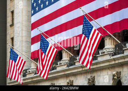 La façade du bâtiment de la Bourse de New York (NYSE) ornée des drapeaux américains, Wall Street, Lower Manhattan, New York, USA Banque D'Images