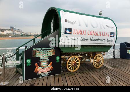 Fortune teller wagon Caravan, Vardo avec toit en arc, avec le consultant en cartes tarot 'Ivor' dans le salon des divertissements sur la jetée de Brighton Palace à Brighton, Royaume-Uni (131) Banque D'Images